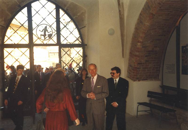 Světlana Hrabánková ve funkci ředitelky Českého muzea stříbra v Kutné Hoře: přivítání prince Phillipa při návštěvě Hrádku dne 28. března 1996.
