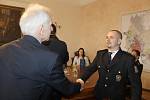 Policistům, kteří zachránili život mladíkovi, poděkoval starosta Čáslavi.