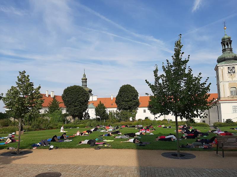 Cvičení jógy v zahradách Galerie Středočeského kraje v Kutné Hoře.