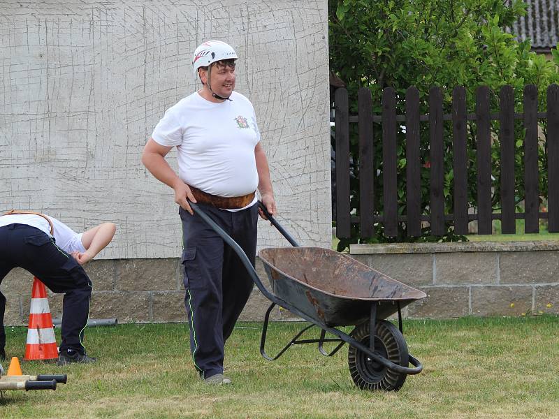 Z hasičské soutěže v netradičním požárním útoku nazvané Šebestěnické stříkání.