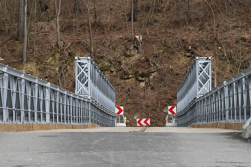 Kácov už nemá betonový most. Řidiči jezdí po jednadvacetikilometrové objížďce.