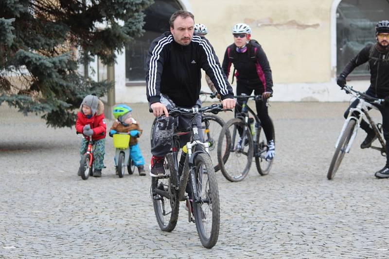 Novoroční vyjížďku z kutnohorského náměstí na Sion si cyklisté užili.