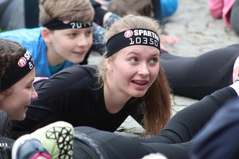 Nedělní vyhlašování výsledků Spartan Race.