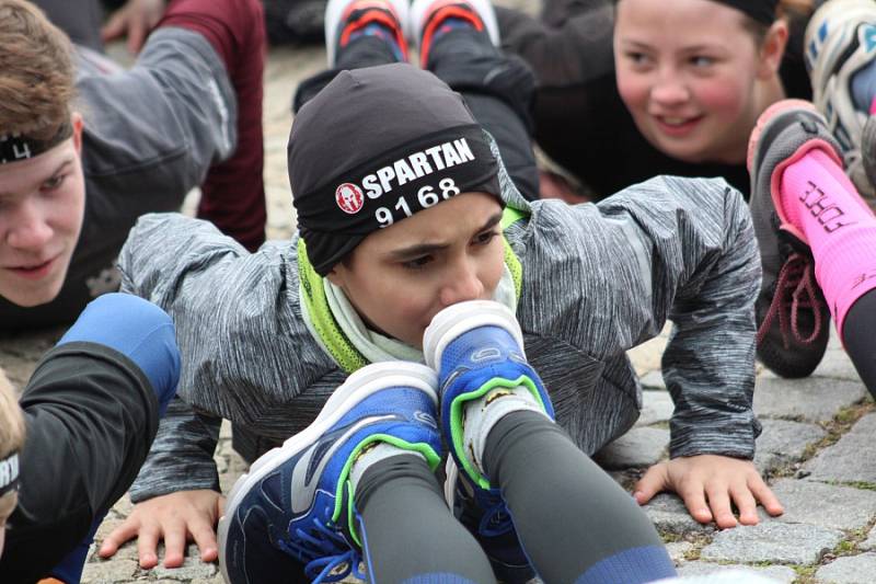 Nedělní vyhlašování výsledků Spartan Race.