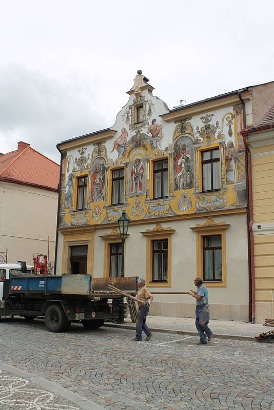 Dům U tří králů na Havlíčkově náměstí znovu zdobí fresky.