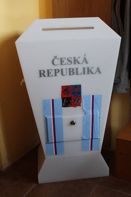 Volební místnost v Opatovicích I na Kutnohorsku.