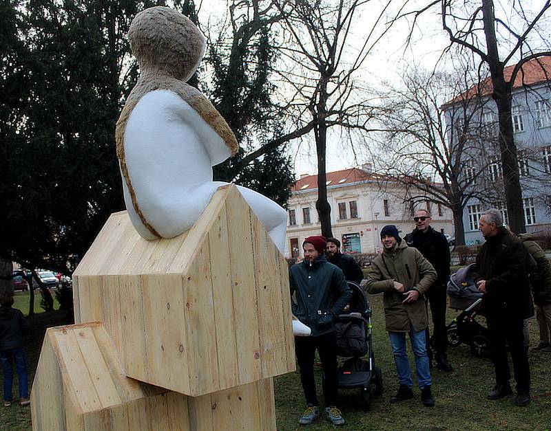 Socha koudelníka už má své místo v parku u kostela Matky Boží .