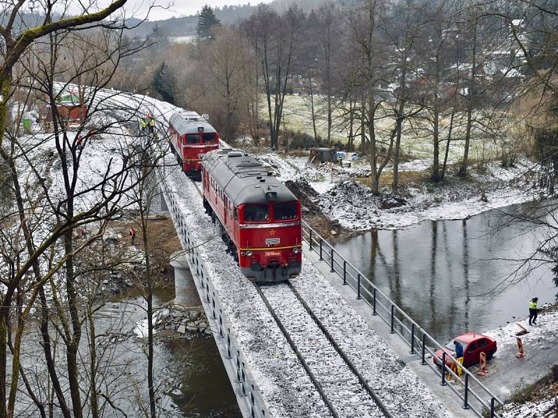 Zatěžovací zkouška železničního mostu přes řeku Sázavu ve Vlastějovicích.