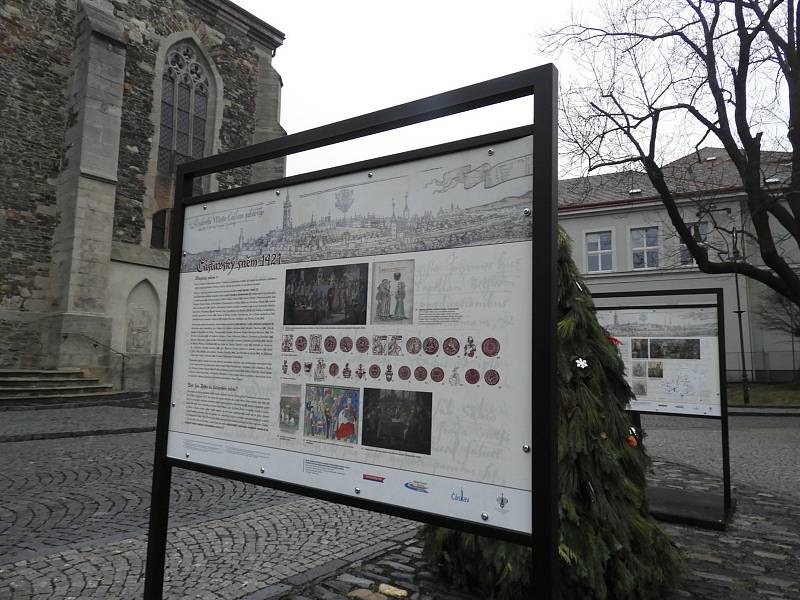 Panely na Kostelním náměstí v Čáslavi, na kterých je slovem i obrazem Čáslavský sněm zdokumentován.