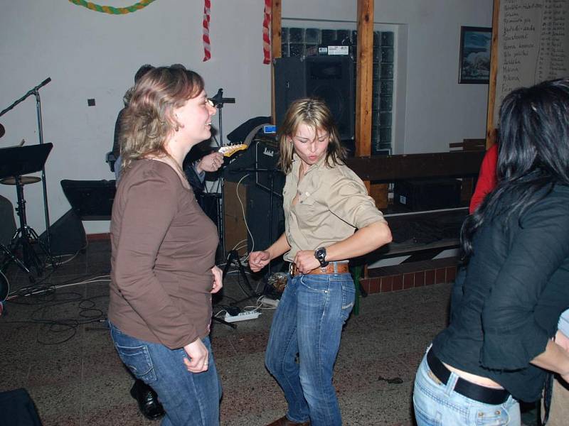 Maškarní ples v Hostovlicích.