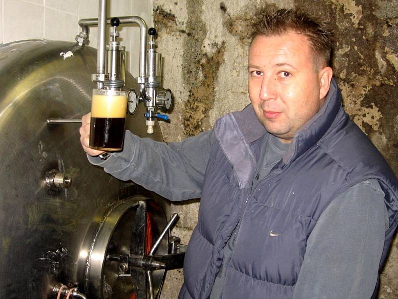 Pivovar Kácov: majitel David Hořejší s tmavým pivním speciálem.