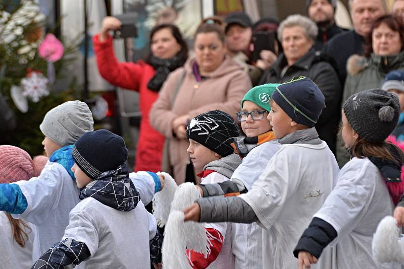 Z rozsvícení vánočního stromu v Uhlířských Janovicích.