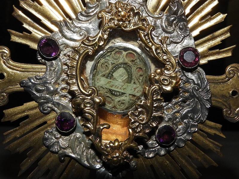 Ze slavnosti svatých Petra a Pavla v kostele v Čáslavi. Na snímku relikviář s úlomkem kosti svatého Pavla.