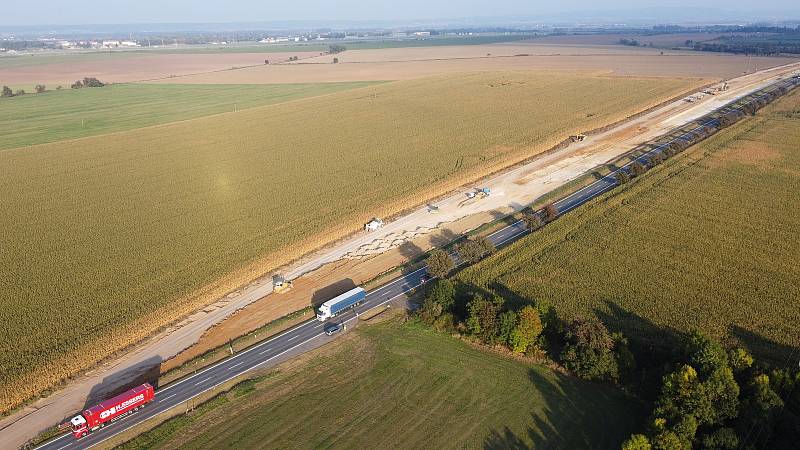 Pohled z dronu na stavbu silničního obchvatu Církvice v říjnu roku 2021.