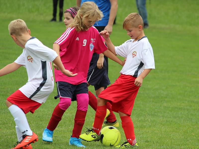 Z fotbalového turnaje mladších přípravek v Tupadlech: FK Čáslav dívky - TJ Star Tupadly 9:1.