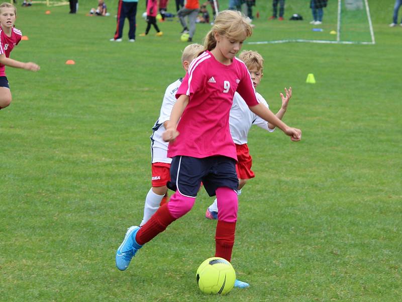 Z fotbalového turnaje mladších přípravek v Tupadlech: FK Čáslav dívky - TJ Star Tupadly 9:1.