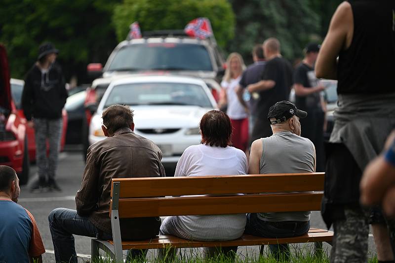 "První jarní bublání", sraz milovníků amerických aut ve Zruči nad Sázavou. Foto: Adam Plavec