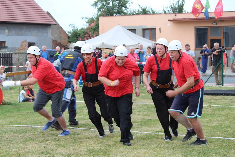 Z hasičské soutěže v netradičním požárním útoku nazvané Šebestěnické stříkání.