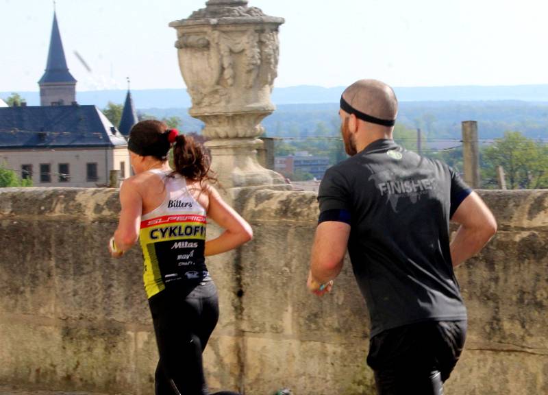 Závod Spartan race v Kutné Hoře odstartoval.