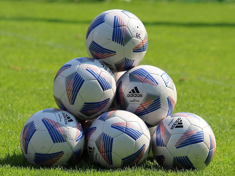 Pyramida z fotbalových míčů. Ilustrační foto.