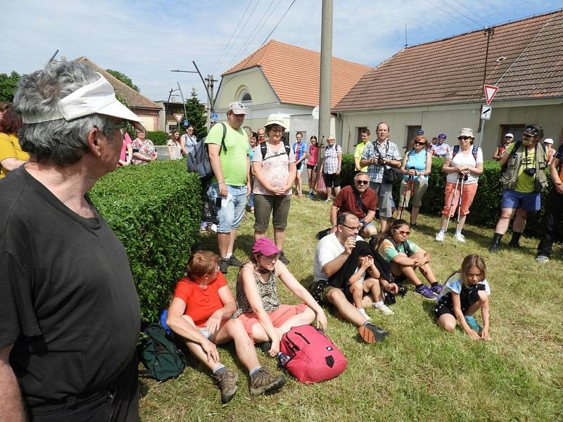 Pamětní desku sochařky Vlasty Samohrdové požehnal páter Pavel Tobek v Hlízově.