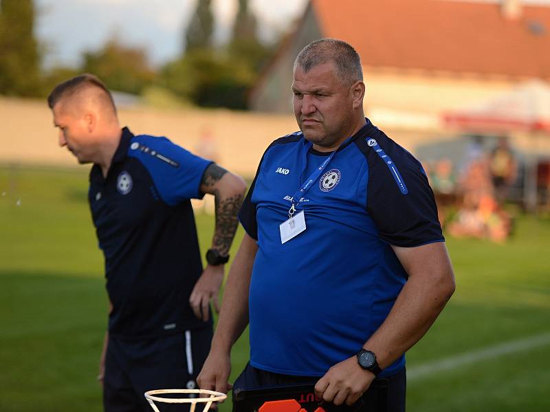 Ve 3. kole fotbalové I. A třídy porazil Hlízov doma Záryby (v modrém) 4:0.