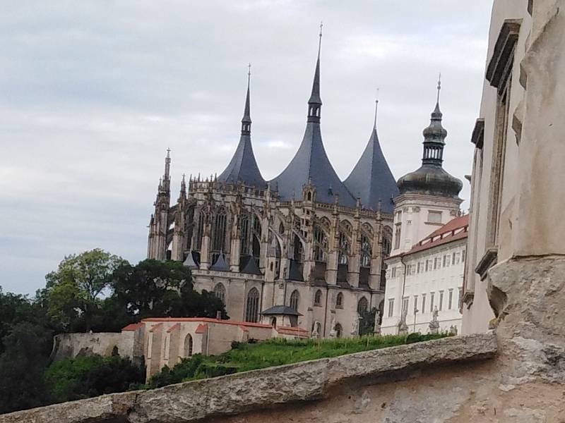 Pohled od Hrádku na chrám sv. Barbory a bývalou jezuitskou kolej v Kutné Hoře.