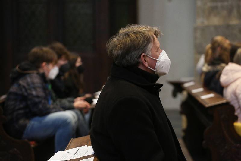 Ze školní mše svaté v kostele sv. Jakuba pro studenty Církevního gymnázia v Kutné Hoře.