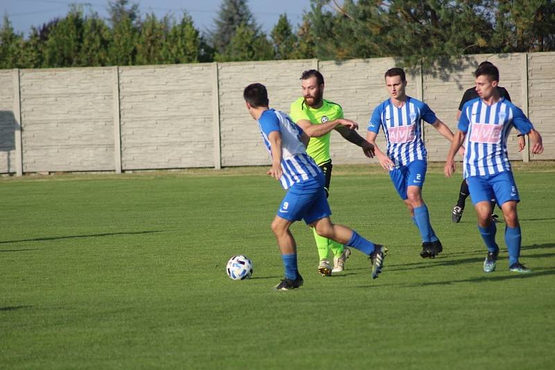 Z fotbalového utkání I.A třídy Hlízov - Čáslav B