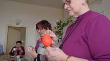 Ženy ve Zruči nad Sázavou se připravují na Velikonoce.