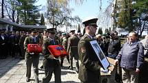 Z pietního ceremoniálu k převozu ostatků někdejšího velitele československé rozvědky Františka Moravce do rodné Čáslavi a jejich uložení v kolumbáriu na místním hřbitově.