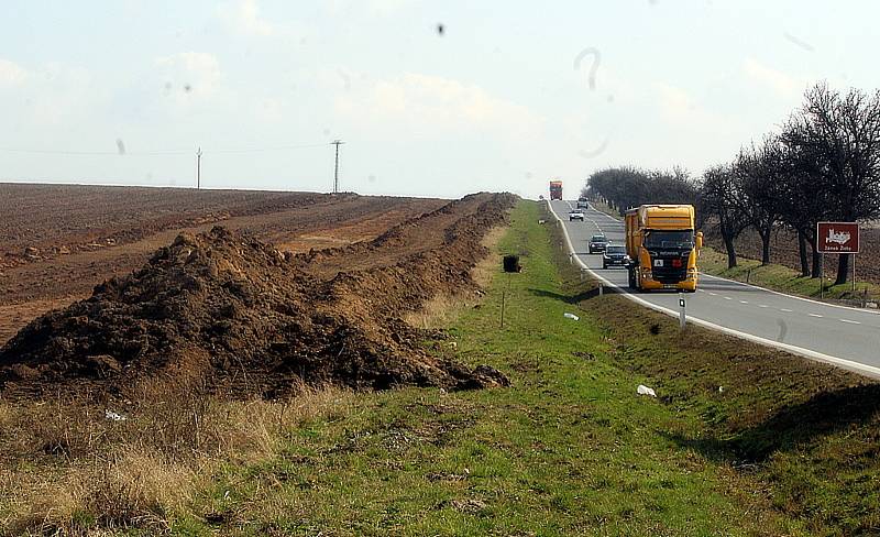 Stavba silničního obchvatu kolem Církvice.