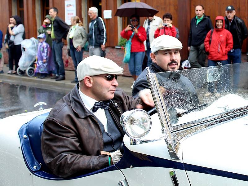 V sobotu v 10 hodin odstartoval v Lorecké ulici v Kutné Hoře první závod veteránů v rámci Veteran Rallye