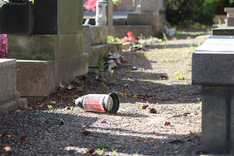 Vichr řádil také na kutnohorském hřbitově Všech svatých. Popadané květiny, kahánky i náhrobní kámen. Tak to na centrálním hřbitově vypadalo ve čtvrtek 21. října 2021.