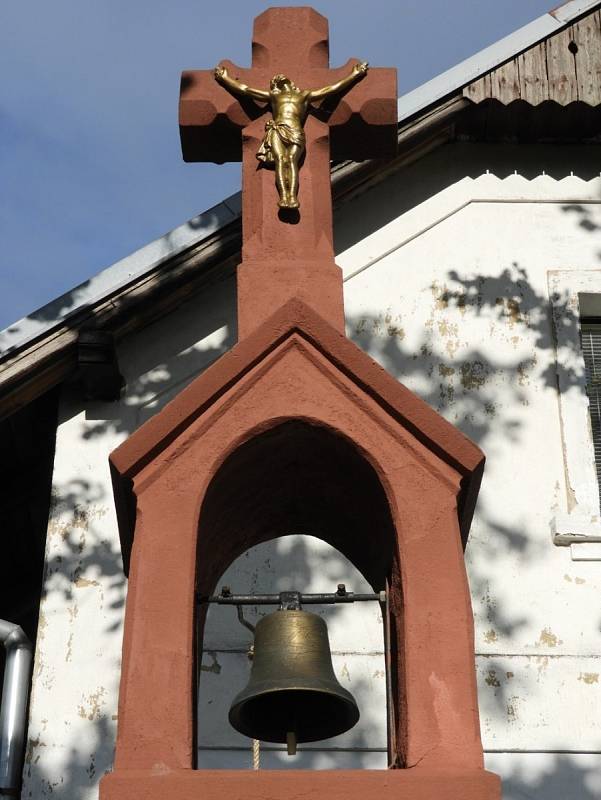 Kamenná zvonička v Mrchojedech.