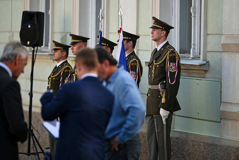 Z odhalení pamětní desky plukovníka Jiřího Loudy v Kutné Hoře 2. října 2021.