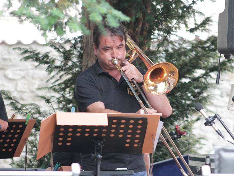 Royal Dixieland Jazz Band zahrál v parku U Tří pávů