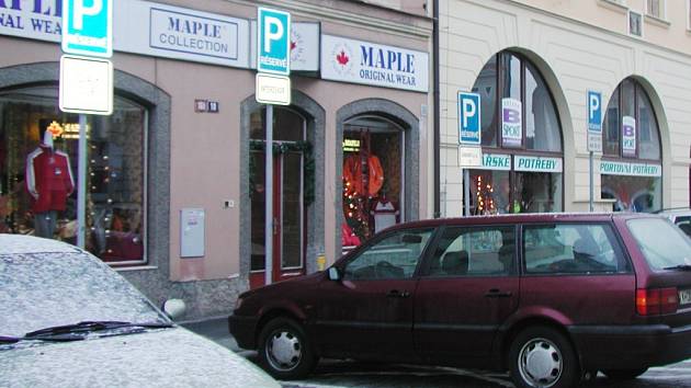 Les značek s vyhrazeným parkováním je například v Šultysově.