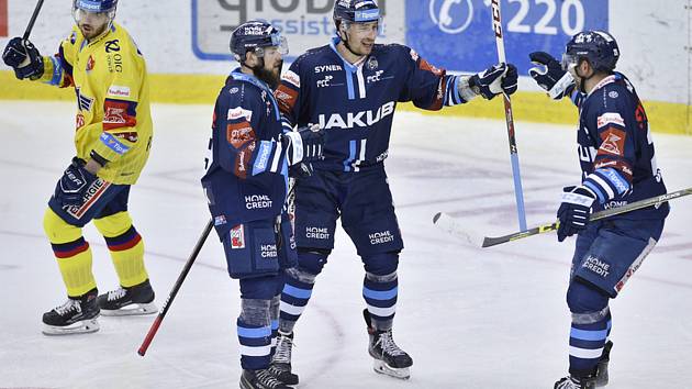 Jaroslav Vlach (uprostřed) nastřílel v pátek hattrick Českým Budějovicím.