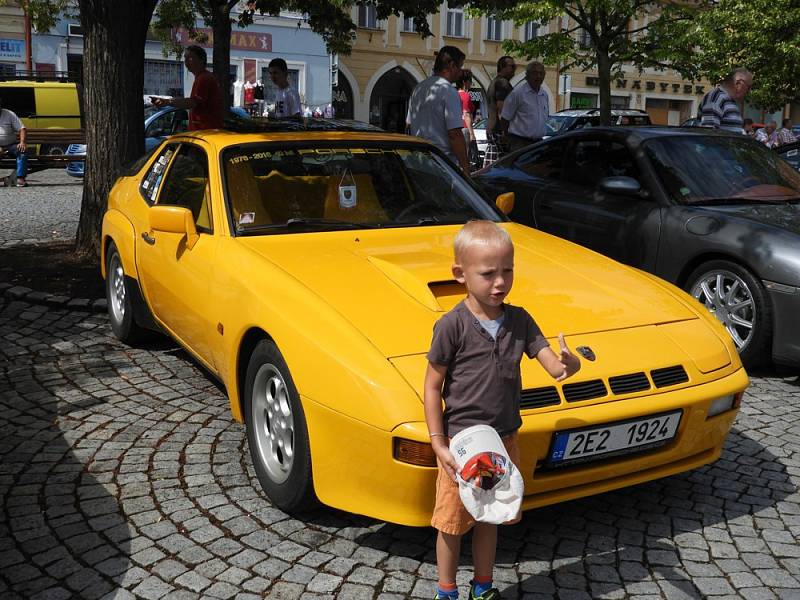 Tradiční sraz vozů Porsche a Chevrolet Corvette se uskutečnil na čáslavském náměstí Jana Žižky z Trocnova.