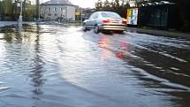 Voda zaplavila ulici Sadová v Čáslavi před zemědělskou školou.