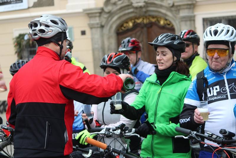 Novoroční vyjížďku z kutnohorského náměstí na Sion si cyklisté užili.