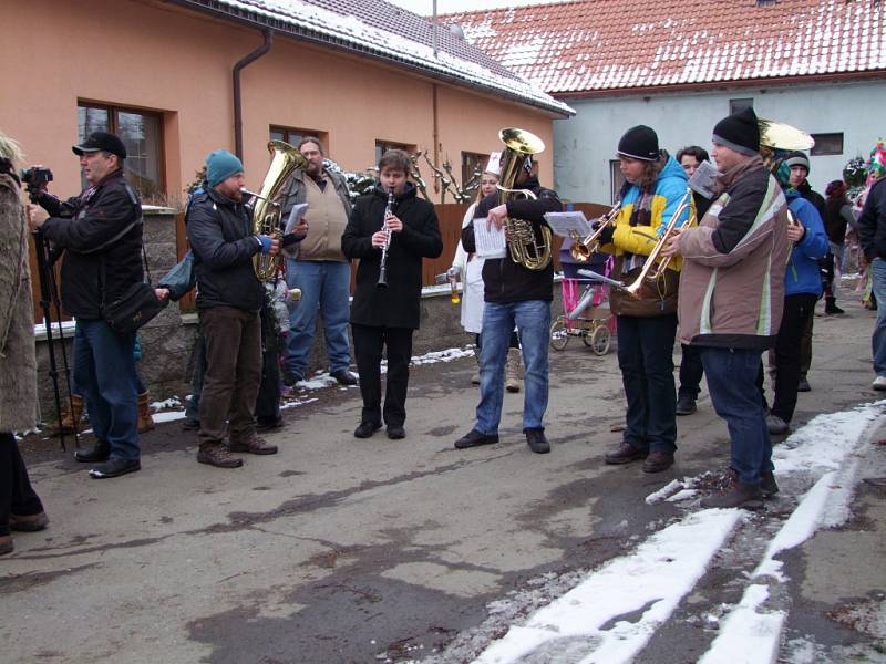 Masopustní masky pochodovaly Úmonínem