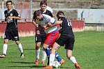 Kutná Hora porazila Lhotu 2:1. Luděk Stracený (v bílém) - posila Lhoty hrála jen chvíli