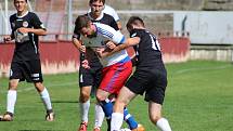 Kutná Hora porazila Lhotu 2:1. Luděk Stracený (v bílém) - posila Lhoty hrála jen chvíli