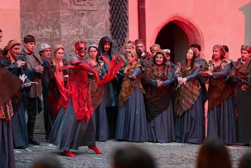 Z uvedení opery Otello na nádvoří Vlašského dvora v rámci festivalu Operní týden Kutná Hora.