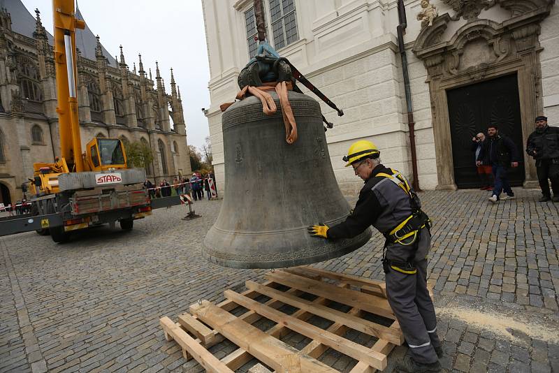 Snesení svatobarborských zvonů (Ludvík a Michal) z veže bývalé jezuitské koleje v Kutné Hoře kvůli opravě ve zvonařské dílně v nizozemském Astenu.