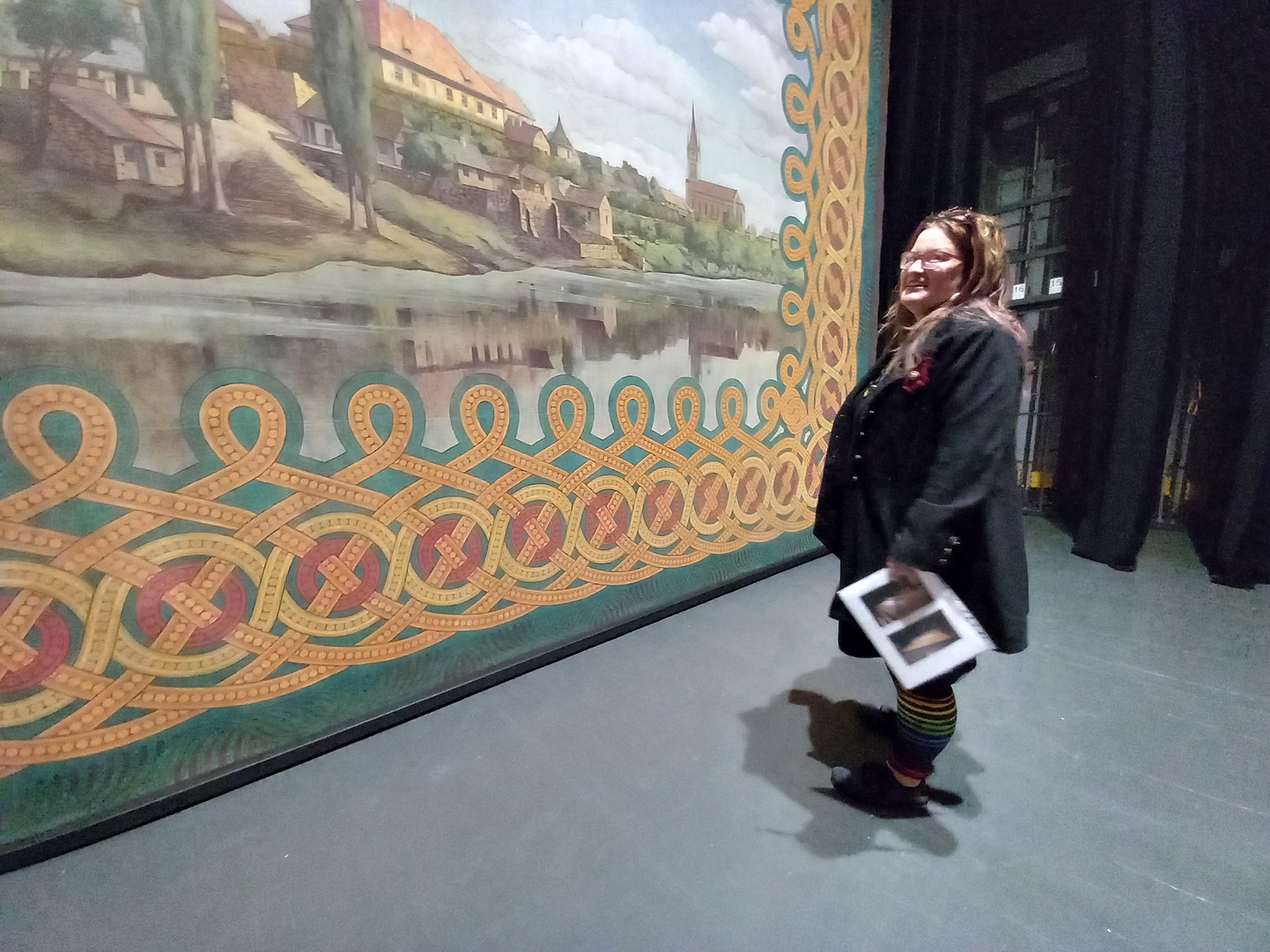 Zrestaurovaná opona je zpátky v Dusíkově divadle, čeká ji slavnostní  odhalení - Kladenský deník