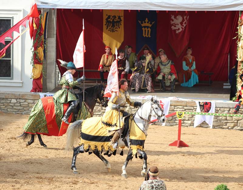 Turnaj královských rytířů na koních.