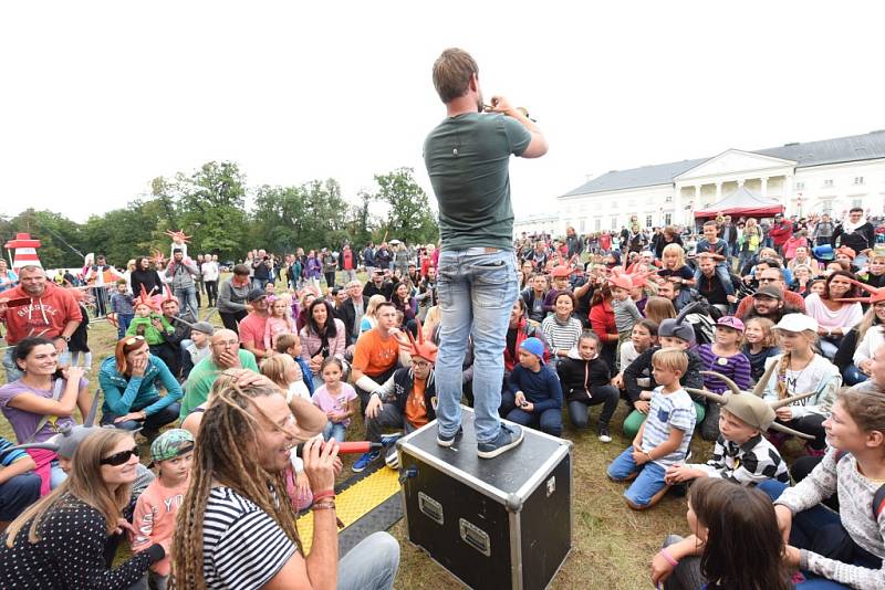 Kefír tradičně bavil spoustou atrakcí, tou největší byli Kašpárek a Bozzookas.